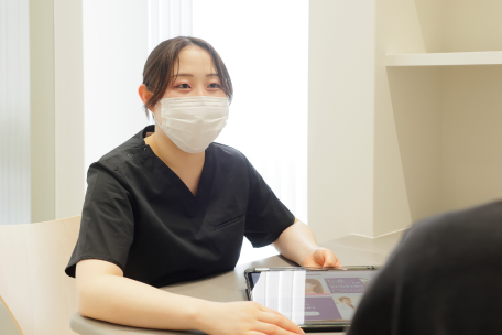 カウンセリング・検査を行う歯科医師