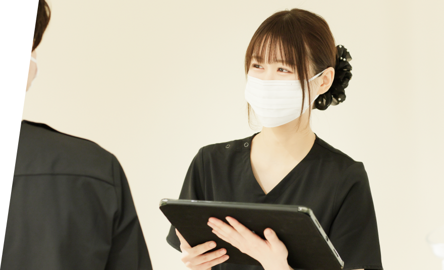 タブレットを持っている女性歯科医師